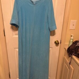 Women’s vintage vanity fair gown/lounge wear size medium